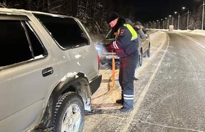 Госавтоинспекторы Югорска оказали помощь семье, следовавшей из Хулимсунта в Тюмень