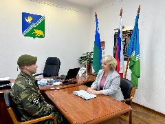 Евгения Комисаренко провела рабочую встречу с руководителем филиала региональной Ассоциации ветеранов СВО в городе Югорске