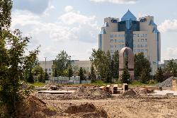 Продолжаются работы по реконструкции центрального городского сквера