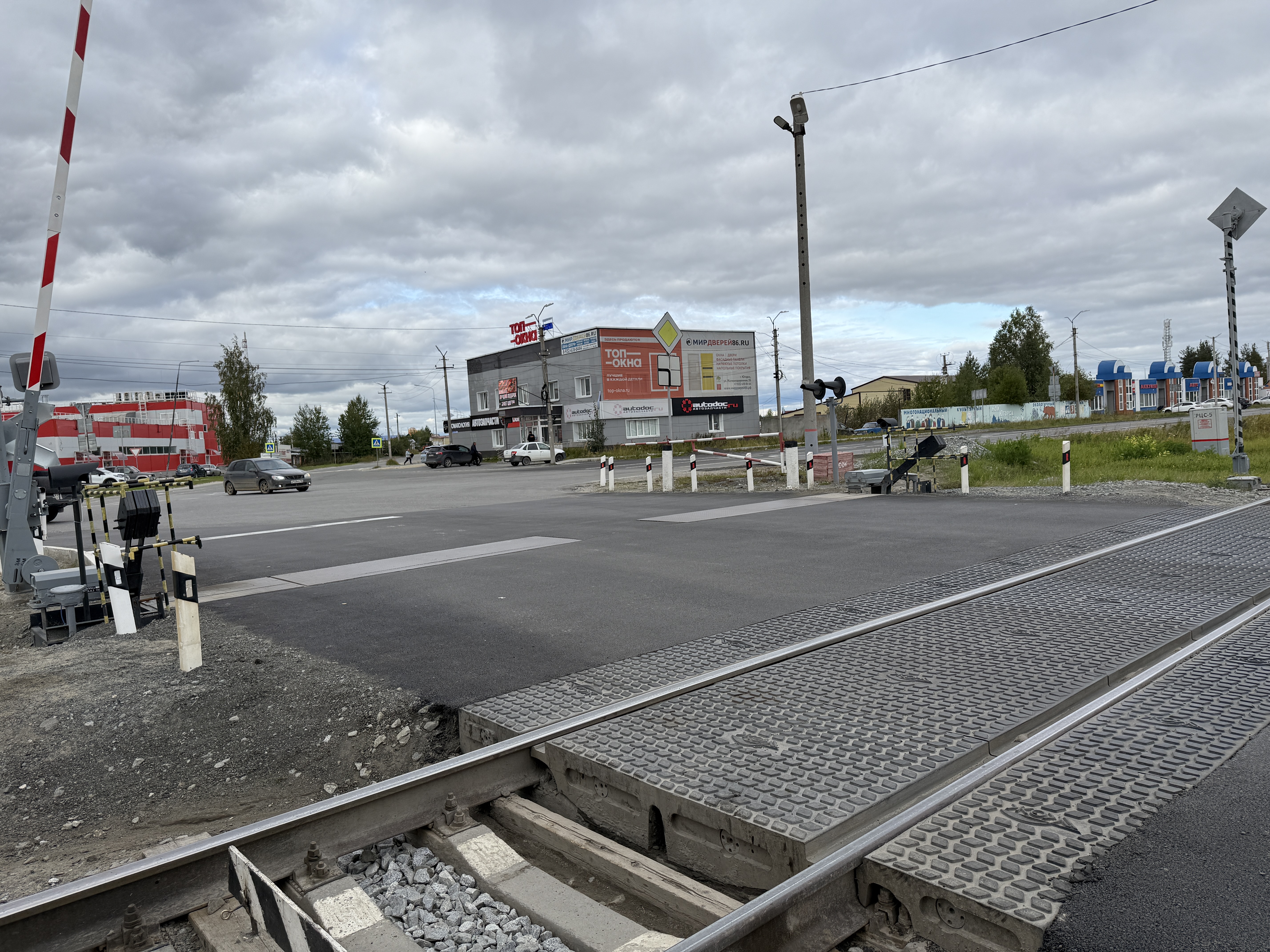В Югорске отремонтировали участок дороги на железнодорожном переезде