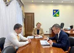 Председатель Думы, заместитель секретаря партии «Единая Россия» Евгения Комисаренко провела рабочую встречу с представителями Молодой гвардии Единой России (далее МГЕР) в городе Югорске Алексеем Шубиным и Артемом Назаренко