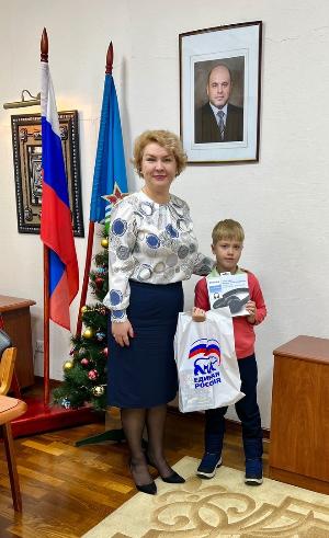 Председатель Думы Евгения Комисаренко вручила награду победителю регионального этапа новогоднего конкурса открыток 
