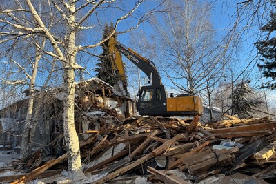 В Югорске сносят аварийный дом
