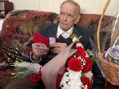 Суворову Петру Фадеевичу в День Победы вручили знак «Почетный гражданин города Югорска».