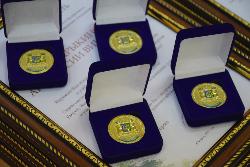 7 югорских выпускников окончили школу с золотой медалью