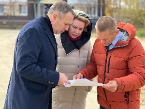 Планы и перспективы двух объектов, обсудили на партийном десанте в Югорске.