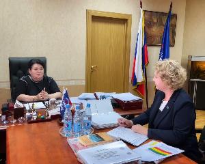 Председатель Думы города Югорска Евгения Комисаренко обсудила ход работы партийных и окружных проектов 