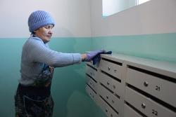 Коммунальщики Югорска проводят дезинфекцию подъездов