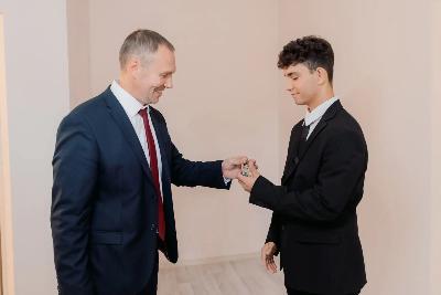 Глава города Алексей Харлов вручил юному югорчанину ключи от новой квартиры