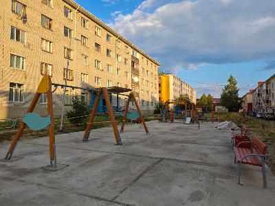 В Югорске продолжается обустройство новых детских площадок