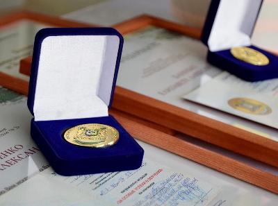 Глава города вручил югорским выпускникам региональные медали