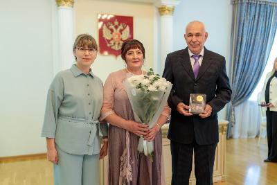 Семьям Югорска вручили медали «За любовь и верность»