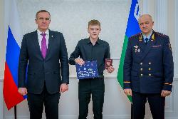 Ученик школы №5 Гордей Чуйко получил паспорт гражданина России из рук Губернатора Югры
