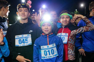В Югорске прошел легкоатлетический забег «Бегущий фонарик»