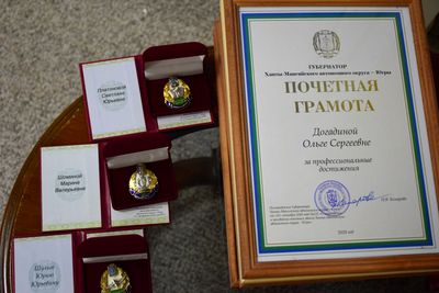 Глава города вручил окружные награды югорчанам