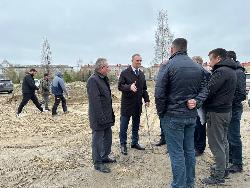 В Югорске проинспектировали ход реконструкции центрального сквера «Северное сияние»