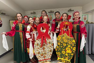 В Детской школе искусств Югорска открылась выставка «Матрешка — символ России»