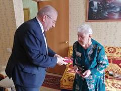 Вячеслав Климин вручил юбилейные медали пяти югорчанам
