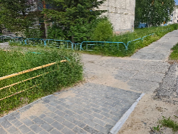 Город без барьеров: в Югорске провели работы по понижению тротуара на улице Декабристов