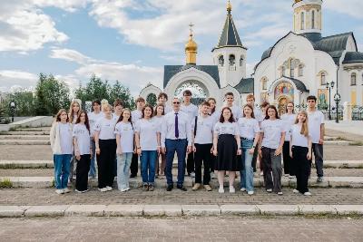 Выпускники-медалисты школ Югорска побывали на экскурсии по городу вместе с главой города Алексеем Харловым