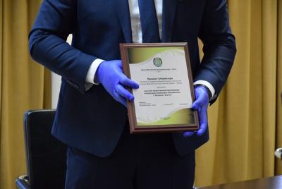 Наталья Комарова вручила премию «За вклад в развитие межэтнических отношений в ХМАО-Югре» литературно-творческому объединению «Элегия»