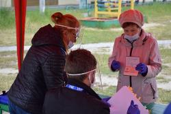 Югорчане голосуют в своих дворах 