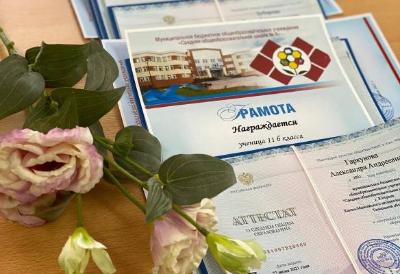 Школы Югорска выпустили 22 медалистов