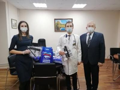 Врачам Югорской городской больницы передали защитные экраны 