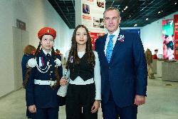 Школьницы Югорска получили паспорта гражданина России из рук Губернатора Югры