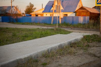 В Югорске оборудовали новый тротуар