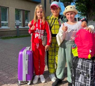 73 юных югорчанина отправились в лагерь в Крым 