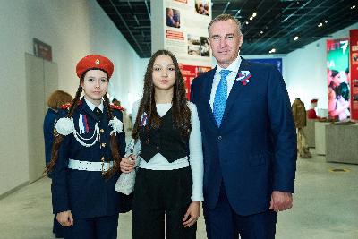 Школьницы Югорска получили паспорта гражданина России из рук Губернатора Югры